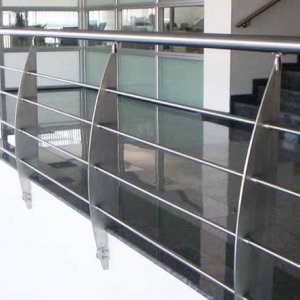 Korkuluk eteklerinin yükseklikleri, tabandan en az kaç santimetre olmalıdır?